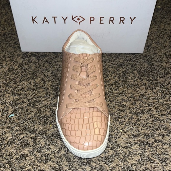 Katy Perry Butterscotch The Rizzo Cherry Sneakers Women’s Size 5.5 - Picture 4 of 13